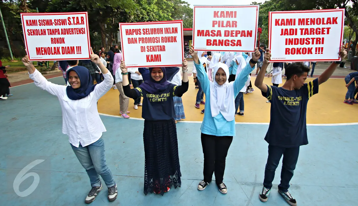 Siswa SMP dari perwakilan delapan sekolah di Jakarta dan Bandung mengikuti kegiatan bertajuk 'Sekolah Tanpa Advertensi Rokok (STAR): Menolak Diam' di Taman Menteng, Jakarta, Sabtu (21/11). (Liputan6.com/Immanuel Antonius)