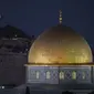 Bulan purnama terbesar atau supermoon terbit di balik kuil Dome of the Rock di kompleks Masjid Al Aqsa di Kota Tua Yerusalem, Senin, 19 Agustus 2024. (AP Photo/Leo Correa)