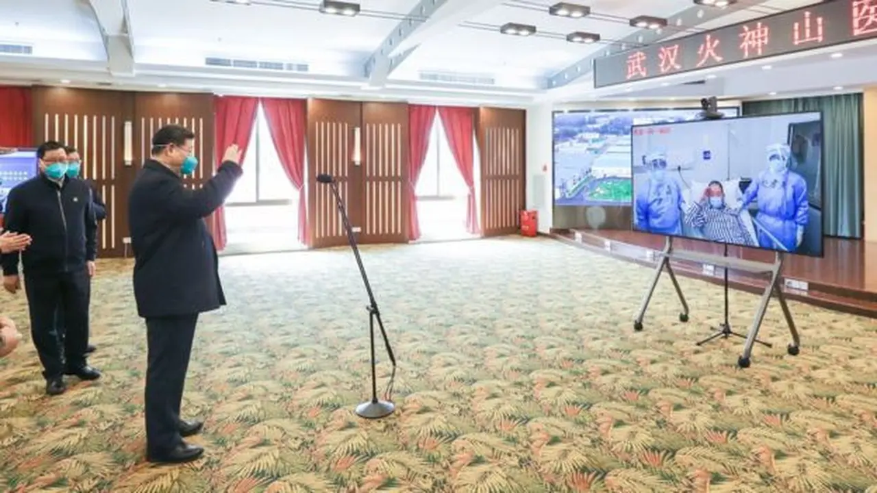 Presiden Xi Jinping berkomunikasi dengan pasien Virus Corona beserta staf kesehatan di rumah sakit Huoshenshan.