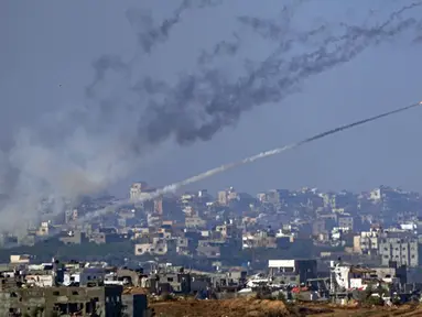 Roket ditembakkan ke arah Israel dari Jalur Gaza, terlihat dari Israel selatan, Jumat (1/12/2023). Perang antara Israel dan Hamas kembali pecah beberapa jam setelah gencatan senjata sementara berakhir. (AP Photo/Ariel Schalit)