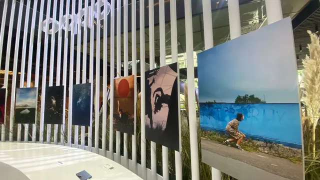 Melihat hasil karya seniman menggunakan Smartphone OPPO