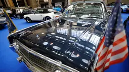 Sebuah replika mobil kepresidenan Presiden AS John F Kennedy dipamerkan dalam lelang Coys di London, Inggris (11/4). Mobil ini diperkirakan dilelang seharga 65,000-78,000 USD atau 57,000-69,000 Euro. (AP Photo / Frank Augstein)