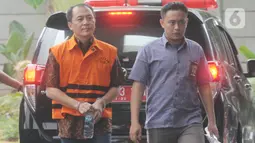 Mantan Presiden Direktur PT Lippo Cikarang Bartholomeus Toto tiba di Gedung KPK untuk menandatangani berkas perpanjangan penahanan untuk 40 hari ke depan, Jakarta, Jumat (6/11/2019). Toto merupakan tersangka dalam kasus dugaan suap perizinan proyek pembangunan Meikarta. (merdeka.com/Dwi Narwoko)