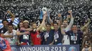 Para pemain Paris Saint Germain mengangkat trofi usai menjuarai Piala Prancis dengan mengalahkan Les Herbiers di Stade de France, Selasa (8/5/2018). Paris Saint Germain menang 2-0 atas Les Herbiers. (AP/Francois Mori)