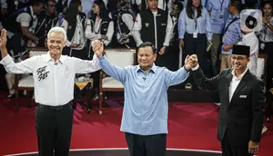 Tiga Calon Presiden, Ganjar Pranowo, Prabowo Subianto dan Anies Baswedan (kiri ke kanan) mengangkat tangan usai debat perdana Pilpres 2024 di halaman Gedung Komisi Pemilihan Umum (KPU), Selasa (12/12/2023). (Liputan6.com/Faizal Fanani)