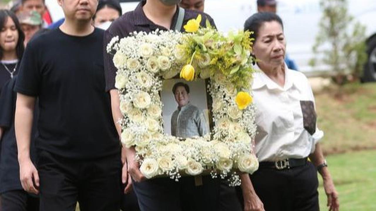 10 Momen Edric Tjandra saat Antarkan Jenazah Sang Ayah ke Tempat Peristirahatan Terakhir, Tak Kuasa Menahan Tangis