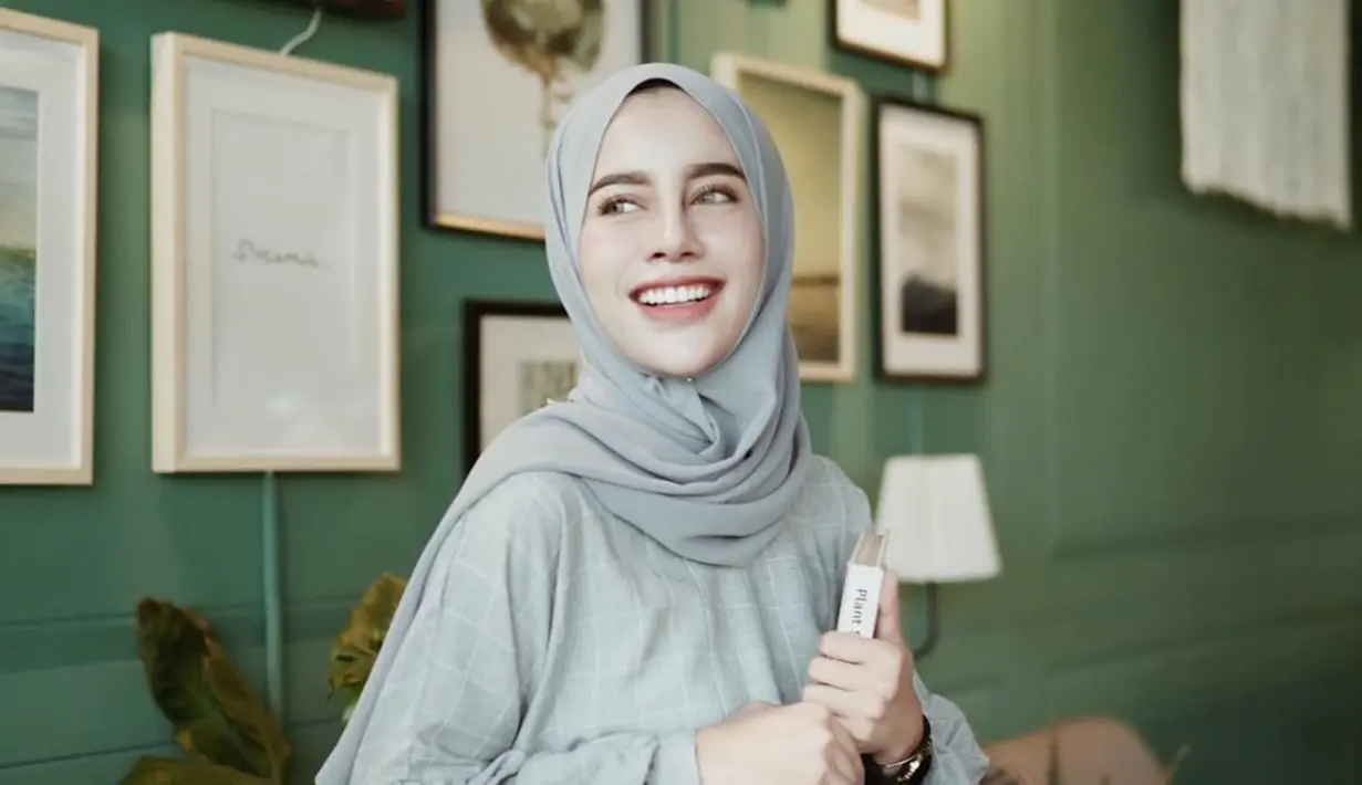 Aghnia Punjabi adalah salah satu selebgram hijab yang memiliki banyak followers di akun Instargram miliknya. Gaya hijab Aghnia ini bisa ditiru dengan padu padan yang cocok. (Liputan6.com/IG/@aghniapunjabi)