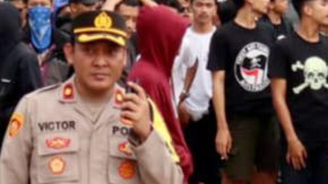 Laga Dewa United vs Persib Diwarnai Kerusuhan, 8 Polisi dan 4 Suporter Terluka