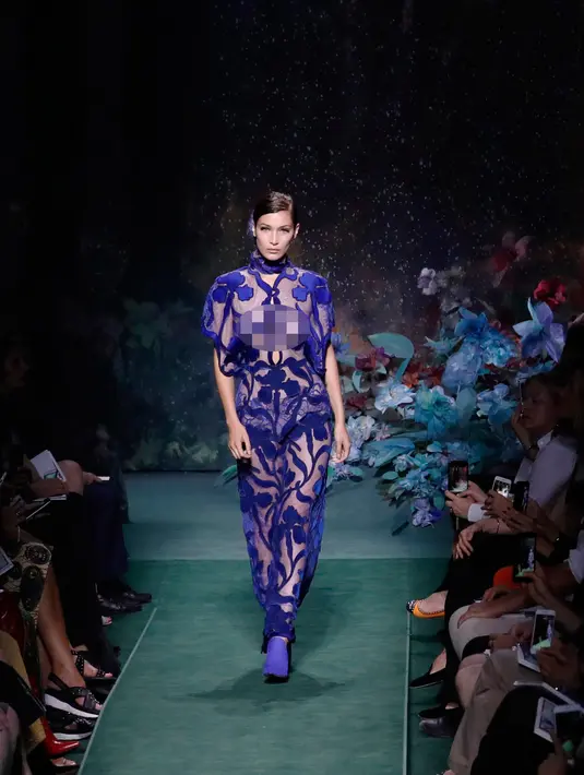 Model asal AS, Bella Hadid berjalan di atas catwalk membawakan busana rancangan Karl Lagerfeld untuk rumah mode Fendi di Paris, Prancis, (5/7). Pekan Mode Paris Haute Couture ini berlangsung 2-6 Juli 2017. (AFP Photo/Patrick Kovarik)