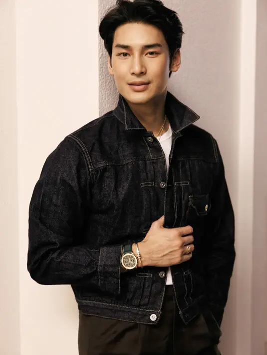 Ia berhasil menampilkan gaya estetika dengan perhiasan bertumpuk.  [Foto: Instagram/ apo555]