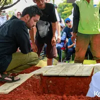 Duka menyelimuti aktor dan komedian Tora Sudiro. Sang ibu Dyah Setyoutami Sudiro meninggal dunia pada Sabtu (19/8/2023) pukul 15.00 WIB. Jenazah ibu mertua Mieke Amalia itu dimakamkan pada Minggu (20/8).Berikut beberapa potret pemakaman ibunda Tora Sudiro. [Foto: Muhammad Akrom Sukarya/KapanLagi.com]