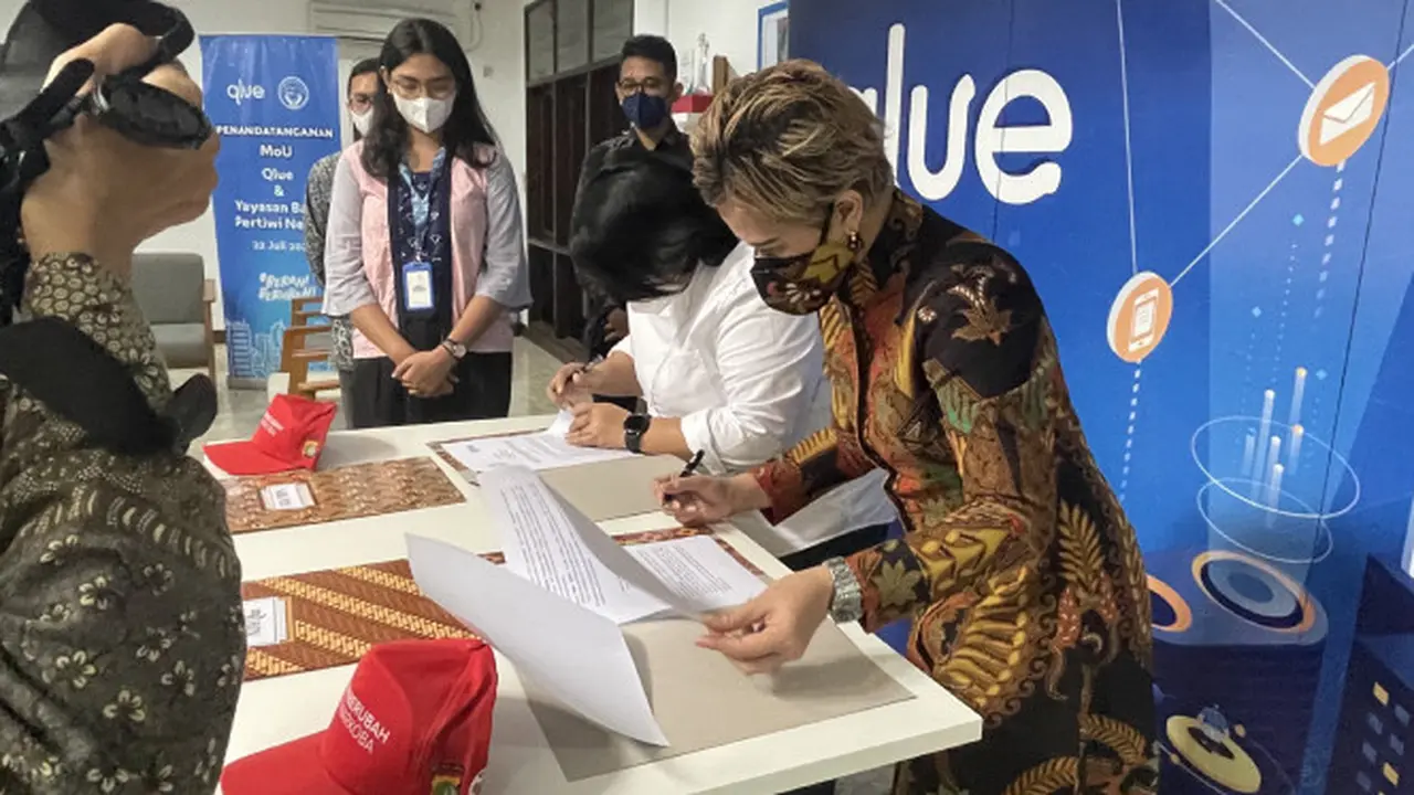 Penandatanganan Nota Kesepahaman antara Qlue yang diwakili oleh Maya Arvini selaku President dan YBPN yang diwakili oleh Femmy Ferdinandus sebagai Ketua.