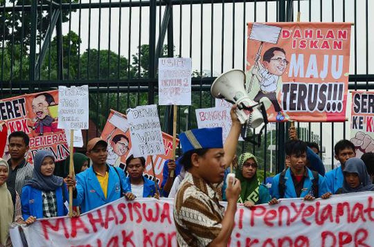 Puluhan massa gelar aksi Save BUMN di DPR