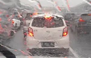 Cegah Tabrakan Beruntun, Ini Patokan Jarak Aman Mobil Saat Hujan