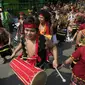 Peserta karnaval mengenakan busana adat dayak saat mengikuti karnaval pembukaan Hari Tari Dunia di kampus ISI Surakarta, Kamis (28/4). Sejumlah penari akan berpartisipasi menari selama 24 jam. (Liputan6.com/Boy Harjanto)