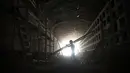 Pekerja berjalan dalam lokasi proyek pembangunan kompleks pemakaman bawah tanah di Yerusalem, Minggu (18/8/2019). Israel membangun kompleks pemakaman bawah tanah tersebut untuk memenuhi kebutuhan kuburan hingga beberapa dekade ke depan. (AP Photo/Oded Balilty)