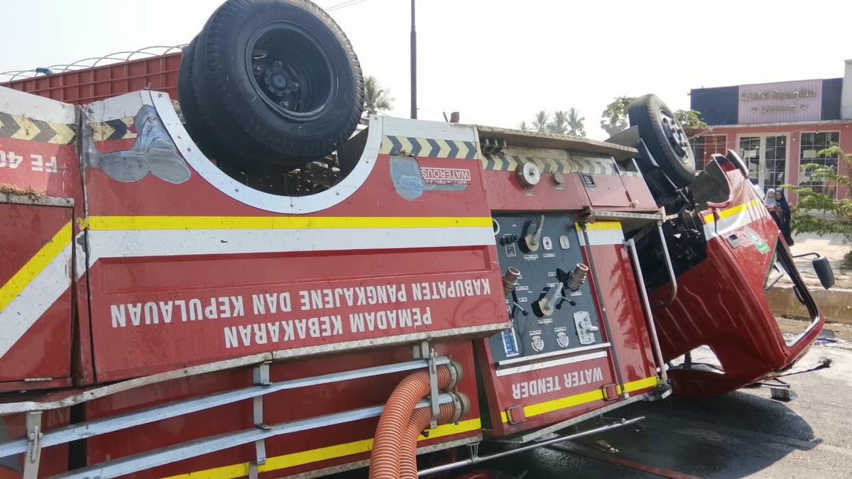 Armada Damkar Pangkep terguling di Jalan Poros Pangkep-Barru, Kecamatan Labakkang. (Istimewa).
