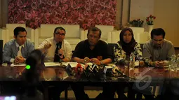 Tim kuasa hukum Sutan Bhatoegana menggelar konferensi pers terkait pengajuan Praperadilan terhadap KPK, Jakarta, Kamis (26/2/2015). Sutan memastikan akan mengajukan gugatan praperadilan terkait penetapan tersangkanya. (Liputan6.com/Johan Tallo)