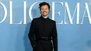 <p>Harry Styles berpose saat menghadiri pemutaran perdana film My Policeman di Regency Bruin Theatre, Los Angeles, Amerika Serikat, 1 November 2022. Dia berdiri di atas sepatu hitam mengkilat yang menambah pesona bintangnya. (AP Photo/Chris Pizzello)</p>