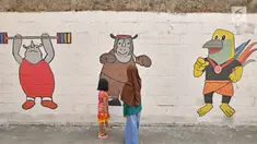 Dua orang anak melihat mural maskot Asian Games 2018 di kawasan Jati Padang Utara, Jakarta, Sabtu (12/5). Mural tersebut dibuat untuk mensosialisasikan perhelatan olahraga Asian Games ke 18 di Jakarta dan Palembang. (Liputan6.com/Herman Zakharia)