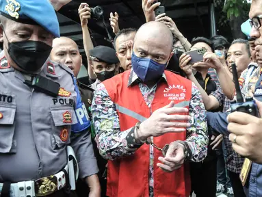 Tersangka Irjen Pol Teddy Minahasa mengenakan rompi merah Kejaksaan saat menuju mobil tahanan usai pelimpahan tahap II kasus narkoba di Kejaksaan Negeri Jakarta Barat, Rabu (11/1/2023). Penyidik Ditresnarkoba Polda Metro Jaya resmi melimpahkan berkas perkara kasus narkoba mantan Kapolda Sumatera Barat Irjen Pol Teddy Minahasa dan sejumlah tersangka ke Kejari Jakarta Barat. (merdeka.com/Iqbal S Nugroho)