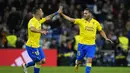 Pemain Cadiz, Lucas Perez (kanan) berselebrasi dengan rekan setimnya Alvaro Negredo setelah mencetak gol ke gawang Real Madrid pada pertandingan lanjutan La Liga Spanyol di stadion Santiago Bernabeu di Madrid, Jumat (11/11/2022). Real Madrid menang tipis atas Cadiz dengan skor 1-0. (AP Photo/Manu Fernandez)