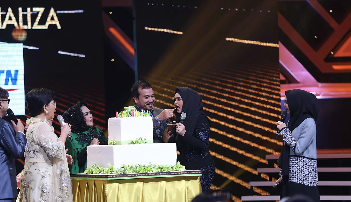 Perayaan ulang tahun Siti Nurhaliza kali ini begitu istimewa. Selain banjir ucapan selamat, Siti panen kado. Kamis, (12/1) Siti merayakan ultahnya bersama fans dalam acara Golden Memories Internasional.(Nurwahyunan/Bintang.com)