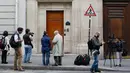 Awak media menunggu di luar kantor Google di Paris, Prancis, Selasa (24/5). Para pejabat keuangan Prancis melakukan penggerebekan kantor raksasa internet Google sebagai bagian dari penyelidikan penggelapan pajak. (MATTHIEU ALEXANDRE/AFP)
