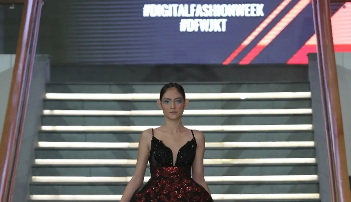 Koleksi yang menampilkan siluet abad ke-19, gaun malam berbulu glamour dan disesuaikan. Credit to Digital Fashion Week #DFWjkt #digitalfashionweek.