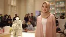 Aktris Chacha Frederica tersenyum mengenakan hijab saat menghadiri launching produk kosmetik milik Shandy Aulia di kawasan Jakarta, Rabu (30/5). (Liputan6.com/Faizal Fanani)