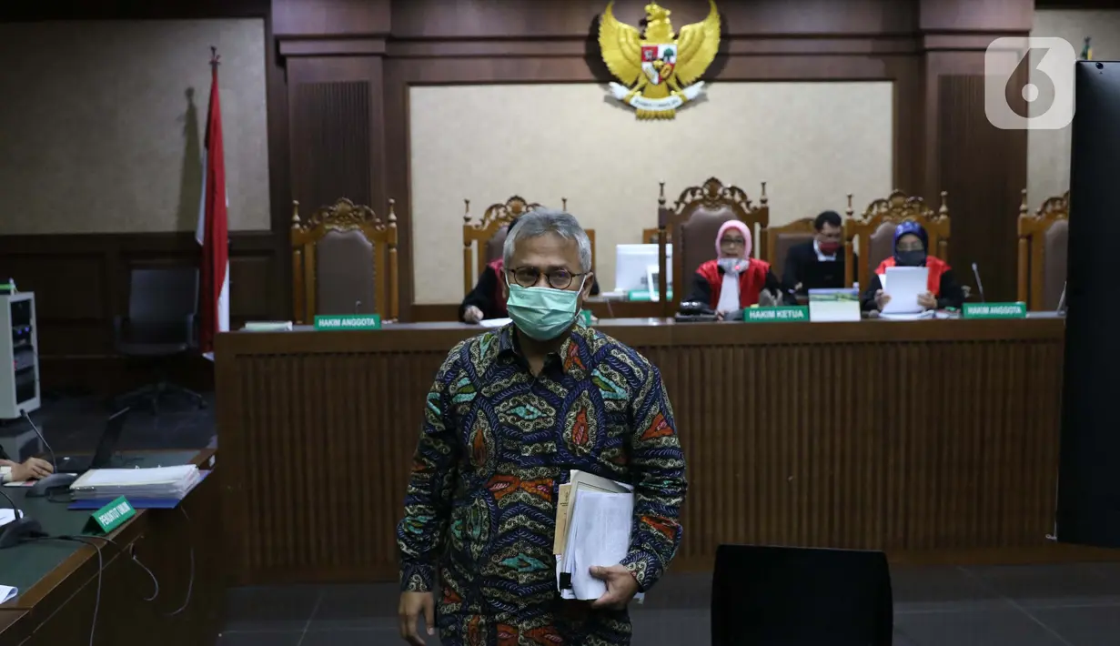 Ketua KPU, Arief Budiman usai menjadi saksi pada persidangan kasus suap pergantian antarwaktu anggota DPR dengan terdakwa mantan komisioner KPU Wahyu Setiawan di Pengadilan Tipikor Jakarta, Kamis (4/6/2020). Sidang beragenda keterangan saksi. (Liputan6.com/Helmi Fithriansyah)