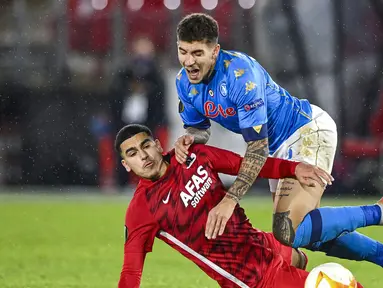 Bek Napoli, Giovanni Di Lorenzo (atas), berebut bola dengan striker AZ Alkmaar, Zakaria Aboukhlal, dalam laga lanjutan Liga Europa 2020/21 Grup F di AFAS Stadium, Kamis (3/12/2020) waktu setempat. Napoli bermain imbang 1-1 dengan AZ Alkmaar. (AFP/Olaf Kreak/ANP)