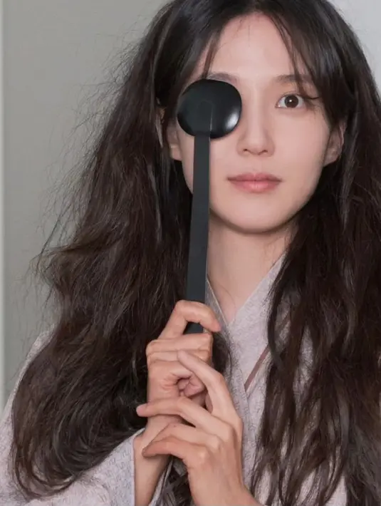 Gemasnya Park Eun Bin menutupi sebelah matanya dengan centong? (Foto: Instagram/ eunbining0904)