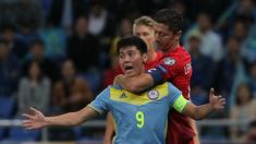 Pemain Polandia, Robert Lewandowski saat menghalangi protes pemain Kazakhstan, Bauyrzhan Islamkhan pada babak kualifikasi piala dunia 2018 di Astana (5/9/2016) dini hari WIB. (AFP/ Stanislav Filippov)