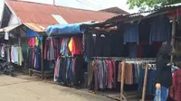 Salah satu lapak baju bekas di Pasar Angso Duo, Kota Jambi. (Liputan6.com/Bangun Santoso)
