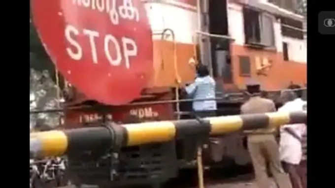 Lapar, Masinis Parkir Kereta di Tengah Lintasan Jalan!