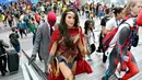 Seorang cosplayer berkostum superhero perempuan Wonder Woman saat menghadiri New York Comic Con 2019 di Jacob K. Javits Convention Center, Kamis (3/10/2019). Comic Con menjadi salah satu gelaran acara yang paling dinanti para pecinta komik maupun film. (Craig Barritt/Getty Images for ReedPOP /AFP)