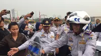 Gubernur DKI Jakarta Anies Baswedan menjajal motor milik Dinas Perhubungan (Liputan6.com/ Delvira Chaerani Hutabarat)