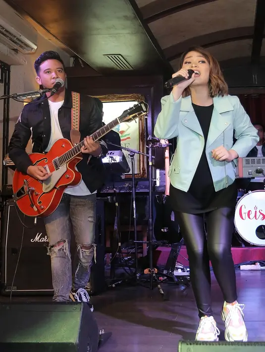 Karakter suara Regina yang berbeda dengan Momo diharapkan bisa kembali membagkitkan Geisha. Bahkan beberapa ikut menyesuaikan untuk membuat Geisha semakin berwarna. (Bambang E Ros/Bintang.com)