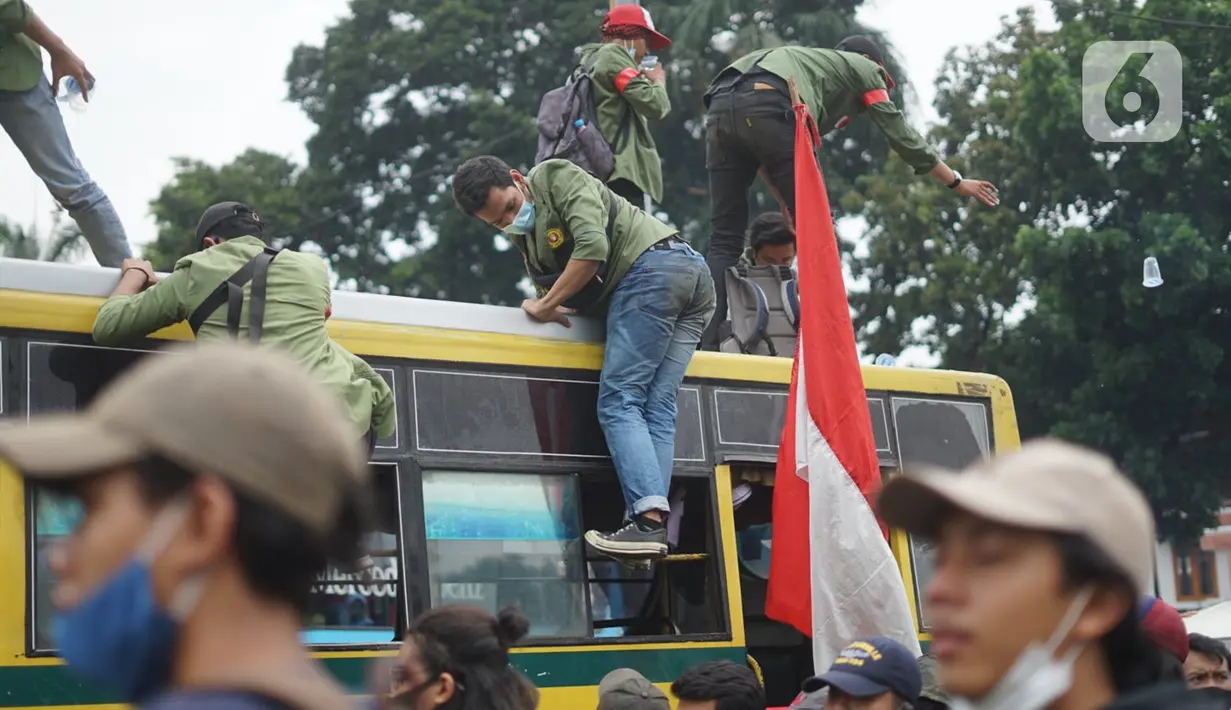 Massa aksi yang terdiri dari mahasiswa, buruh serta pelajar berkumpul di sekitar Tugu Proklamasi, Jakarta, Kamis (8/10/2020). Massa aksi bersiap menggelar unjuk rasa di Istana Negara untuk mengajukan protes atas disahkannya RUU Omnibus Law Cipta Kerja (Ciptaker). (Liputan6.com/Immanuel Antonius)