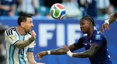 Pemain Argentina Lionel Messi memainkan bola melawan pemain Tanjung Verde  Sidny Lopes Cabral selama pertandingan sepak bola babak 32 Piala Dunia antara Argentina dan Tanjung Verde di Miami Gardens, Florida, Jumat, (03/07/2026), (AP Photo/George Walker IV)