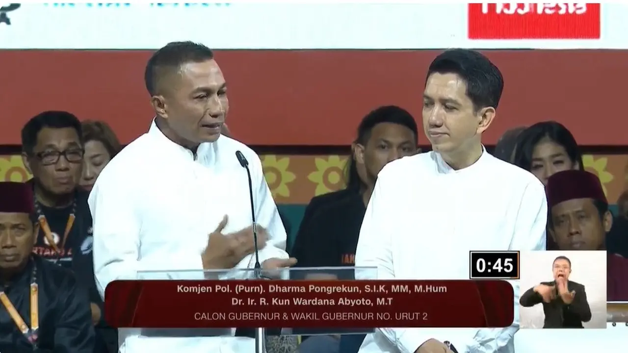 Pasangan calon gubernur dan calon wakil gubernur nomor urut 2 Dharma Pongrekun-Kun Wardana Abyoto saat debat kedua Pilgub Jakarta 2024.