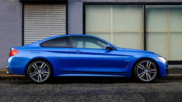 Mobil Biru/Photo by Grahame Jenkins on Unsplash