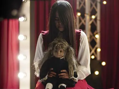Riana 'The Sacred' duduk bersama bonekanya sebelum melakukan pertunjukan di Asia's Got Talent 2017. Ilusionis asal Indonesia yang dikenal nyentrik dengan gaya khasnya ini berhasil meraih peringkat pertama. (instagram/rianariani)