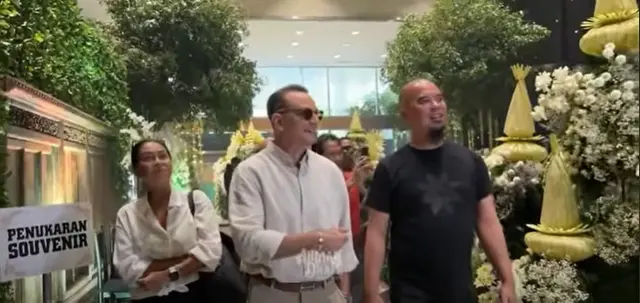 Usai 17 tahun cerai tapi kompak demi anak, 8 potret kebersamaan ortu Alyssa Daguise di hari pernikahan