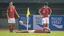 <p>Marselino Ferdinan tergeletak sambil mengeram kesakitan di dekat tepi lapangan setelah berusaha melakukan back-heel saat Timnas Indonesia U-19 melawan Thailand di laga lanjutan Grup A Piala AFF U-19 2022. (Bola.com/Bagaskara Lazuardi)</p>