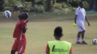 Pemain Persija, James Koko Lomel menerima umpan saat mengikuti latihan jelang laga Piala Presiden di Lapangan Trisakti, Bali, Selasa (1/9/2015). (Bola.com/Vitalis Yogi Trisna)