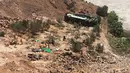 Kondisi sebuah bus yang terjatuh ke dasar jurang sedalam 100 meter di provinsi Arequipa, Peru selatan, Rabu (21/2). Setidaknya 35 penumpang tewas dan 20 lainnya luka-luka akibat insiden tersebut. (STRINGER / AFP Photo)