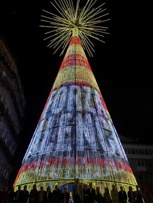 Sebuah pohon lampu Natal menunjukkan pesan untuk mengenang para korban banjir di Valencia selama penyalaan dekorasi Natal di alun-alun Porta do Sol di Vigo, barat laut Spanyol, pada 16 November 2024. (MIGUEL RIOPA/AFP)