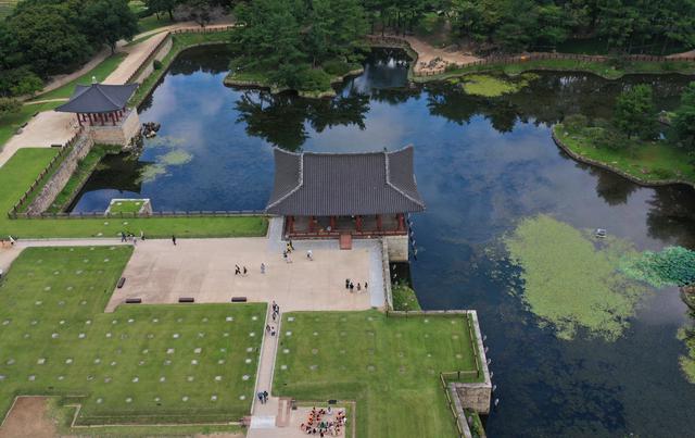 Istana Donggung dan Kolam Wolji